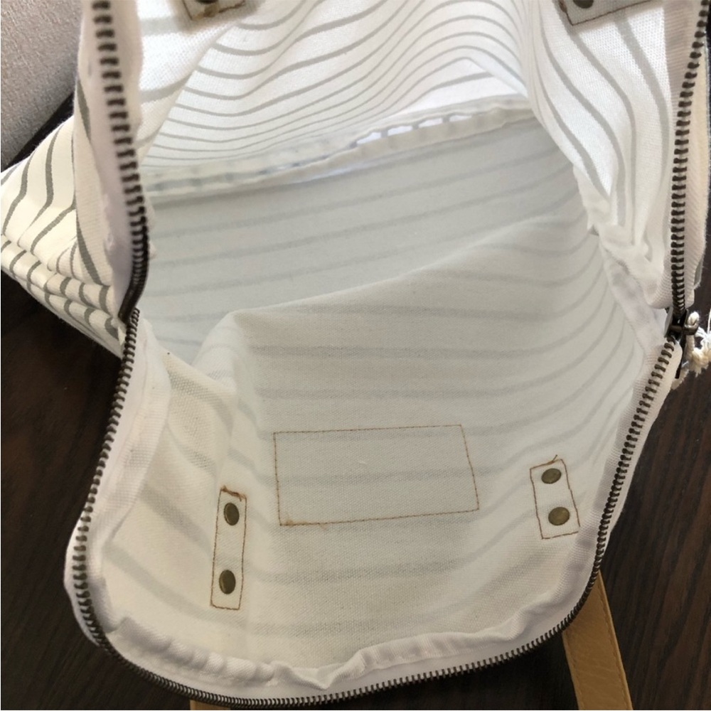 NWT Cozy Earth Striped Large Tote White/Tan leather faux Handles Shoulder Bag - Picture 4 of 9